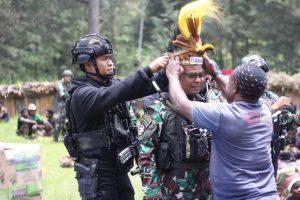 Acara Bakar Batu Pemberian Gelar Kehormatan “DANGMAGAI” Dari Suku Damal Kepada Dansatgas TNI 300 Siliwangi di Mayuberi Papua