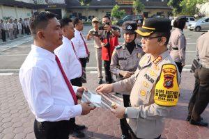 Kapolrestabes Medan Berikan Penghargaan Kepada 26 Personil Bawahannya Yang Berprestasi