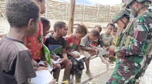 Satgas Pamtas Yonif 323/BP Kostrad Tebarkan Ilmu di Jantung Papua