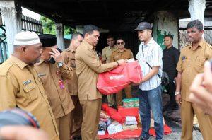 Respon Kebakaran, Pemko Lhokseumawe Serahkan Bantuan Masa Panik