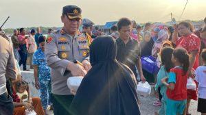 Kapolres Pelabuhan Belawan Bersama Bhayangkari Bagi Paket Sembako di Kampung Nelayan Sebrang