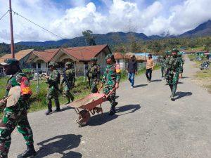 Sinergitas TNI-POLRI Bersihkan Pasar Distrik Sinak