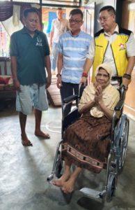 Wong Berikan Bantuan Kursi Roda Buat Nenek Saminah