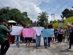 Bobby Nasution Dicegat saat Melintas di Simalungun, Warga Keluhkan Jalan Rusak