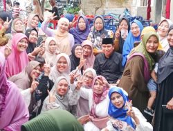 Emak-Emak Kampung Kolam Selfie Meriah bersama Hasan Basri Sagala
