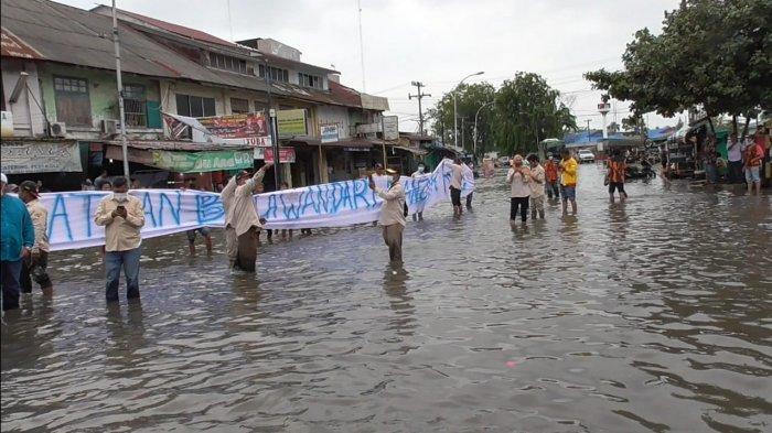 warga belawan unjuk rasa di tengah genangan banjir rob