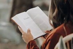 Literasi Sekarat di Negeri Sekuler: Saat Baca Buku Kalah dari Scroll Layar