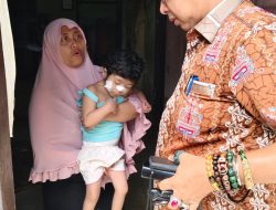 Dalam Rangka Hari Lahir Pancasila, Ketua DPRD Kota Medan Wong Chun Sen Tarigan Berikan Susu dan Vitamin Gratis Bagi Balita Stunting