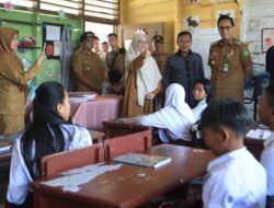 Rico Ke Belawan Temukan Lantai Sekolah Dengan Kondisi Kropos