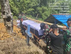Personel Pos Panga Satgas Pamtas RI-Malaysia Yonarhanud 1/PBC/1 Kostrad Bantu Pemakaman Warga Perbatasan