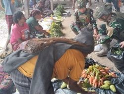 Satgas Yonif 700/WYC Borong Hasil Tani Warga Gigobak: Bukti Nyata Kasih TNI untuk Rakyat Papua