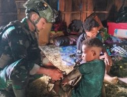 Satgas Yonif 700/WYC Pos Kout Sinak Safari Honai dan Pemeriksaan Kesehatan di Kampung Gigobak 1