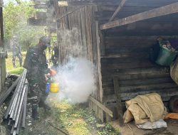 Satgas Yonif 131/Brajasakti Laksanakan Fogging di Kampung Wembi untuk Cegah Penyakit Malaria