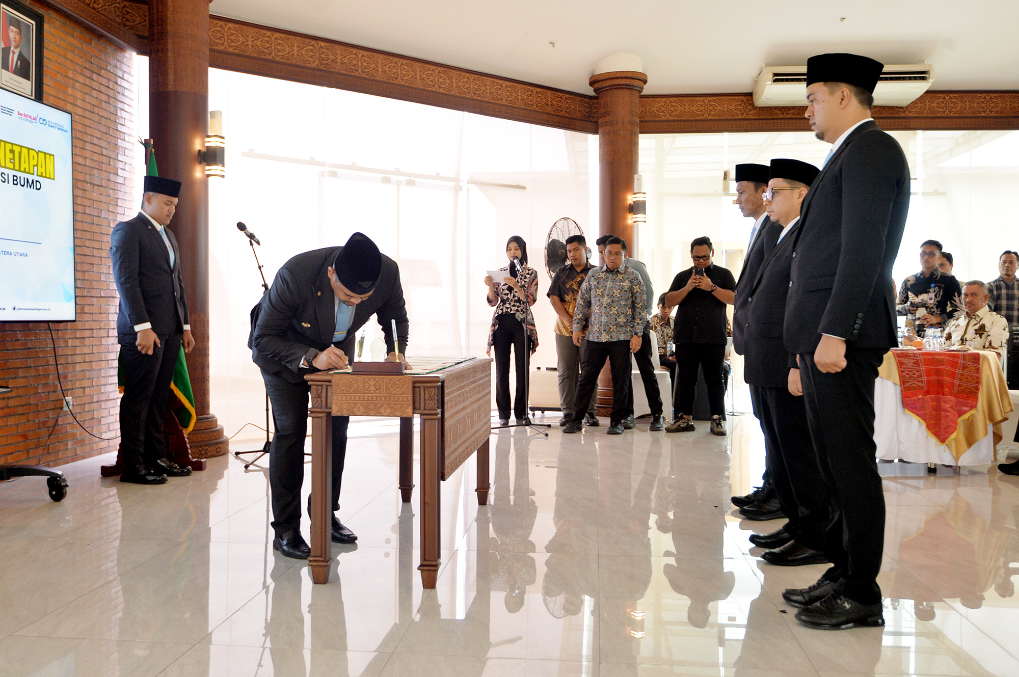 Gubsu tetapkan Direksi dan Dewas BUMD 2