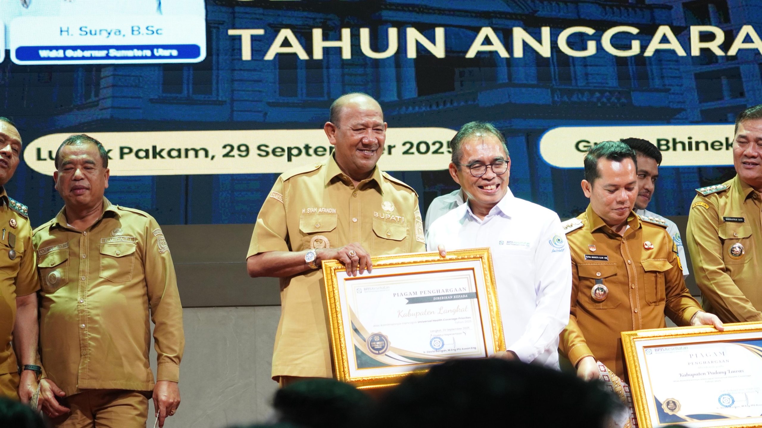 Syah Afandin Terima Penghargaan UHC, Komitmen Maksimalkan Pelayanan Kesehatan di Langkat 4 29fb07b3 395a 4878 8d9d a368ee2846d4 scaled
