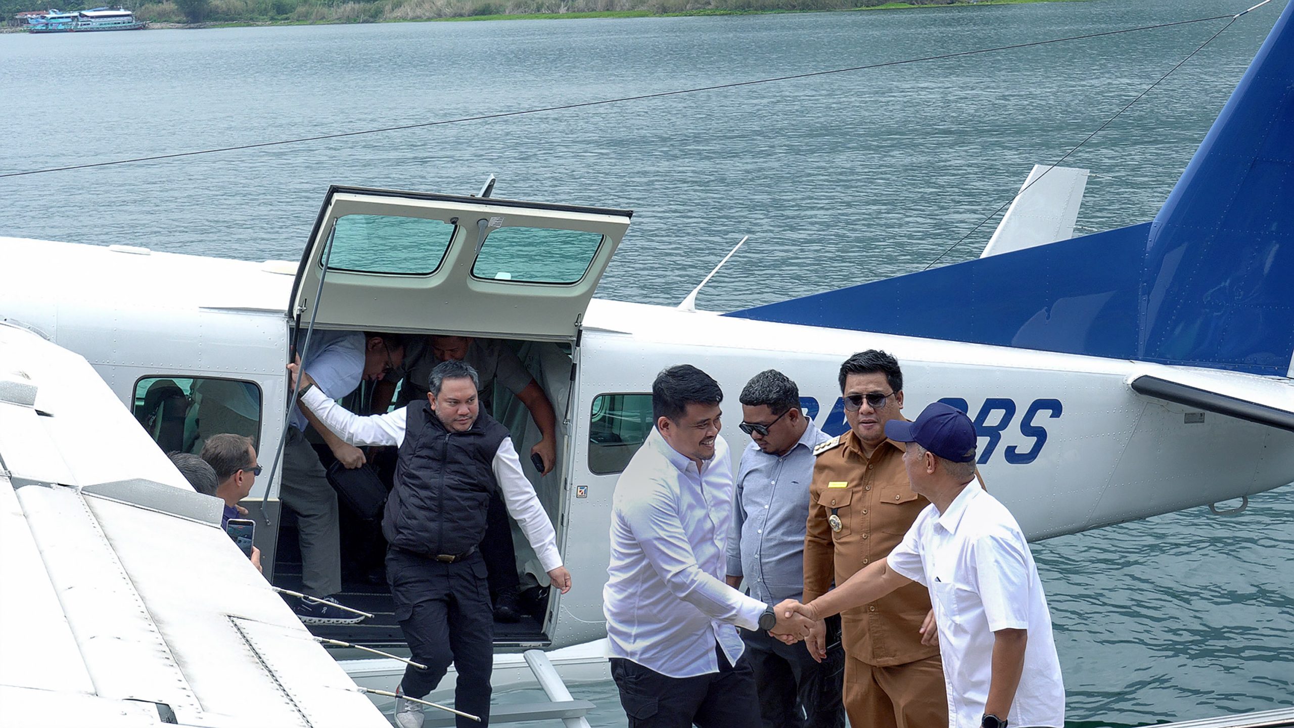 Foto Gubsu Demo Flight Pesawat Amfibi di Danau Toba 1 scaled