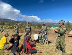 TNI dan Rakyat Bergandengan di Yenggernok, Menjaga Sehat dari Kebiasaan Sederhana