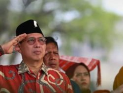 Wong Ikut Upacara Penurunan Bendera Sang Merah Putih HUT RI Ke-80