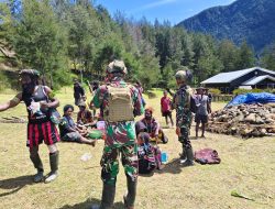 Satgas Yonif 700/WYC Bantu Warga Siapkan Acara Bakar Batu di Kampung Wuloni Wujud Kedekatan TNI dengan Masyarakat Papua