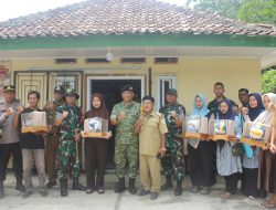 Wasev TNI TMMD Ke-126 Laksanakan Foto Bersama dan Serahkan Bantuan Perlengkapan Olahraga Kepada Masyarakat Desa Cikentrung