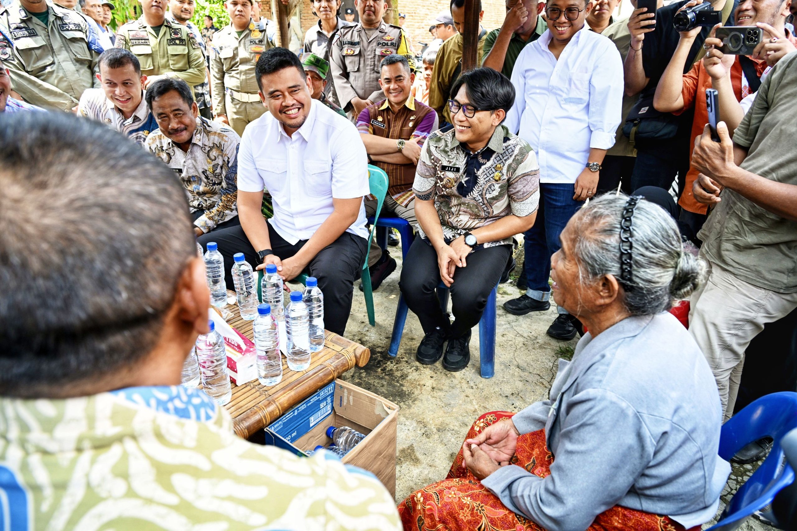 Gubernur Sumut Bobby Nasution Temui Guru SMK 1 Kutalimbaru yang Dilaporkan Orang Tua Siswa 1 Gubsu Menemui Guru 02 scaled