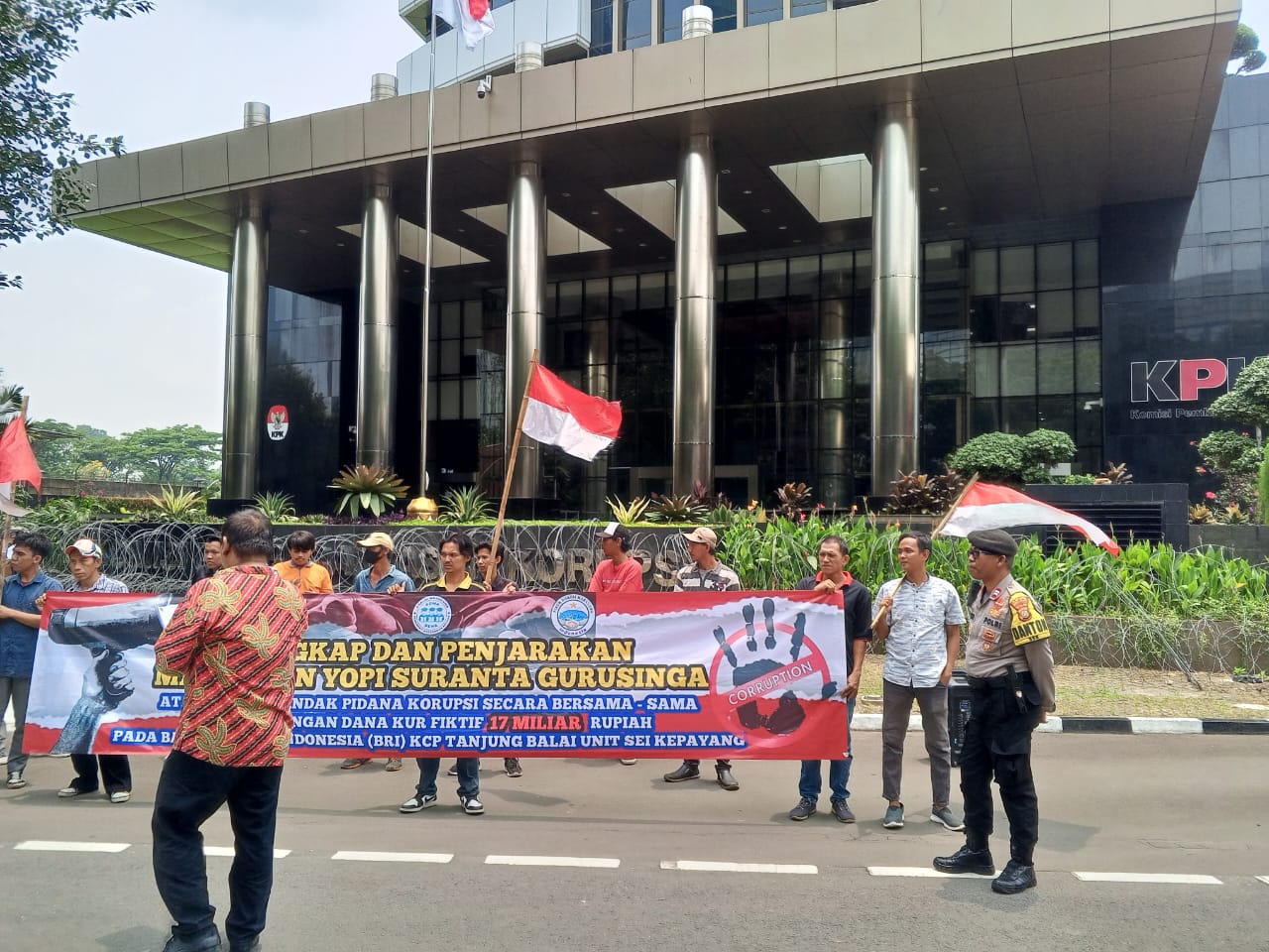 Koalisi Mahasiswa dan Pemuda Geruduk BRI Pusat dan KPK, Desak Usut Skandal KUR Fiktif Rp 17 Miliar di Unit Sei Kepayang Tanjungbalai 3 IMG 20251020 WA0114