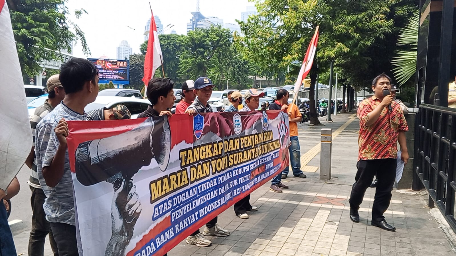 Koalisi Mahasiswa dan Pemuda Geruduk BRI Pusat dan KPK, Desak Usut Skandal KUR Fiktif Rp 17 Miliar di Unit Sei Kepayang Tanjungbalai 5 IMG 20251020 WA01181