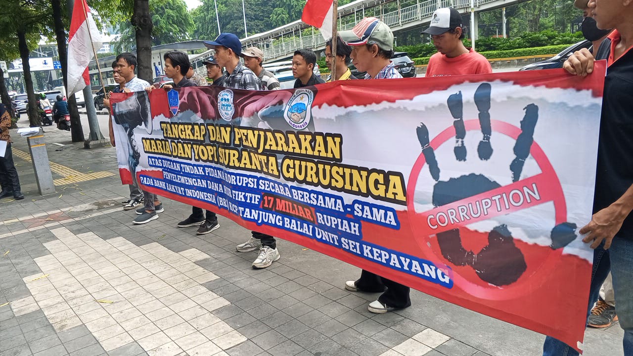 Koalisi Mahasiswa dan Pemuda Geruduk BRI Pusat dan KPK, Desak Usut Skandal KUR Fiktif Rp 17 Miliar di Unit Sei Kepayang Tanjungbalai 2 IMG 20251020 WA0119