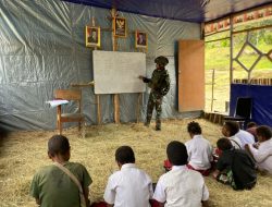 Prajurit Satgas Yonif 700/WYC Jadi Guru Pengganti, Anak-Anak SD Mayuberi Antusias Belajar Matematika