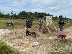 Satgas Pamtas Kewilayahan RI-PNG Yonif 410/Alugoro Bersama Masyarakat Membangun Fasilitas Sekolah