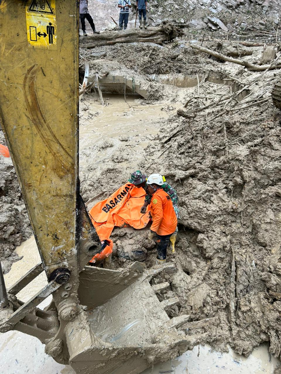 Longsor di Lokasi Proyek PLTM Aek Sibundong: Dua Korban Ditemukan, Tiga Masih Dicari 4 3722ec22 3a9f 4add 82bf 0f008a65ac6e 1