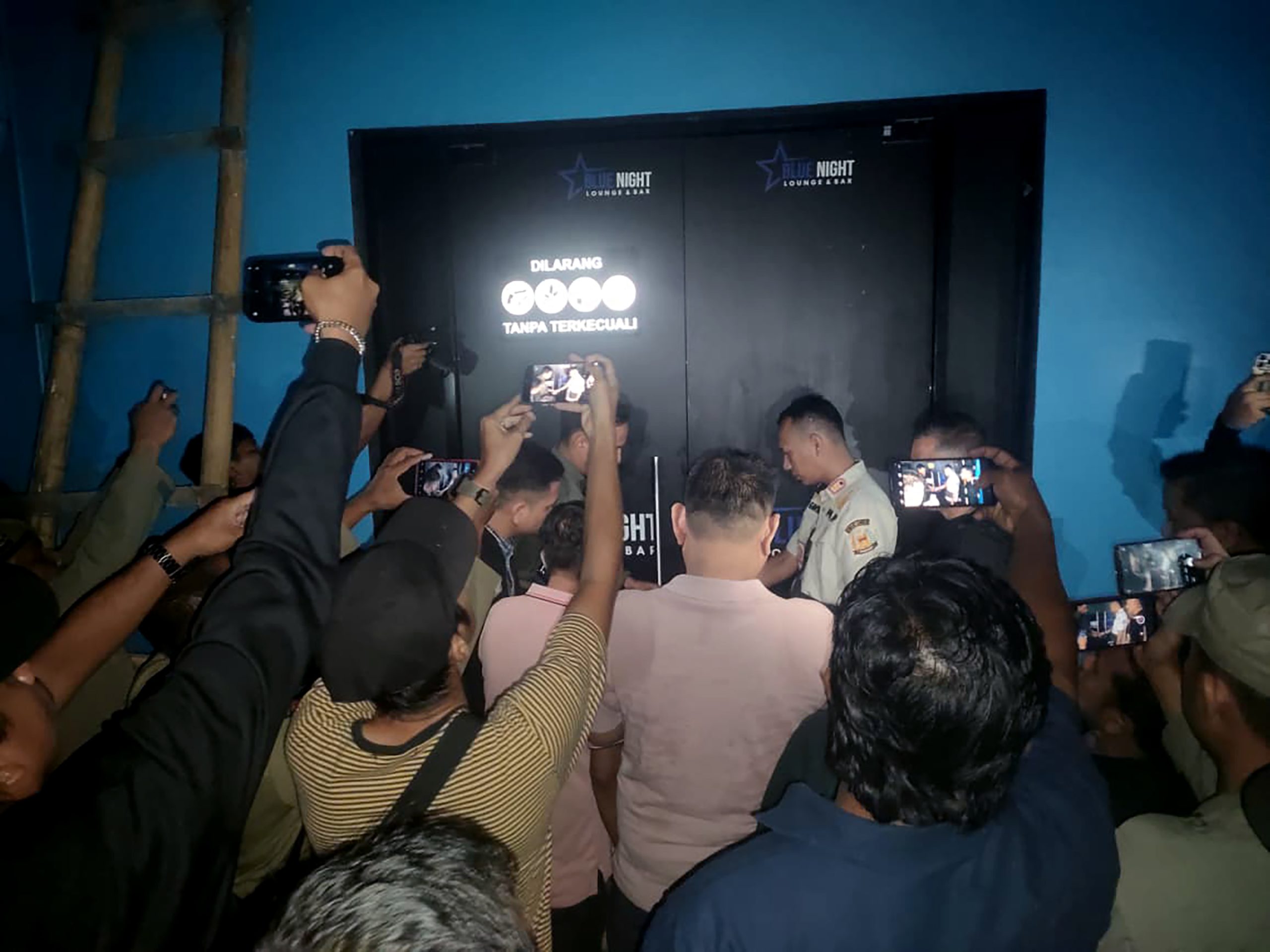 Foto Peyegelan Tempat Hiburan Malam THM Blue Night Sei Bingai Langkat 3 scaled