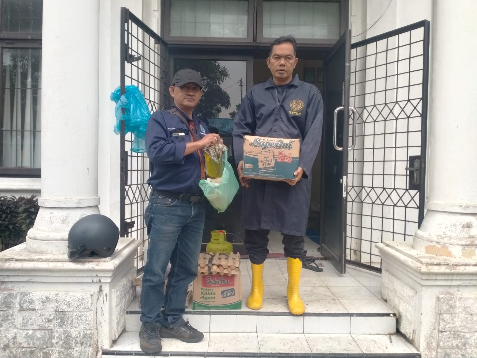 Peduli Korban Banjir, IWO Tebing Tinggi dan Sejumlah Komunitas Turun Menyalurkan Bantuan 2 IMG 20251128 WA0366