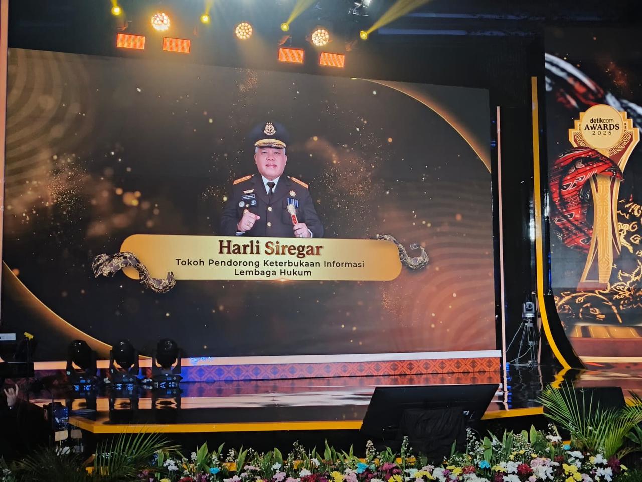 Dr.Harli Siregar Terima Penghargaan Detikcom Award Sebagai Tokoh Pendorong Keterbukaan Informasi Lembaga Hukum 3 cc0319bb 1b6c 4164 b6c8 2486edb2baf2