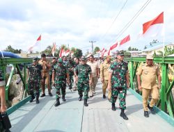 Panglima Kodam I/Bukit Barisan berserta rombongan tinjau Jembatan Super Compact 200 tipe 1-1 Yang selesai dibangun oleh Yonzipur 11/DW dan PU