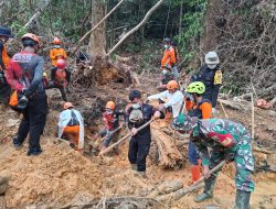 Satgas Gulbencal Yonif 125/SMB Evakuasi Korban Longsor di Bonan Dolok, Humbang Hasundutan