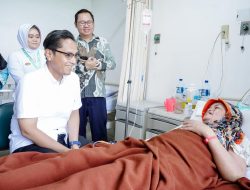 Rico Waas Jenguk Pasien Korban Banjir di RS Hermina