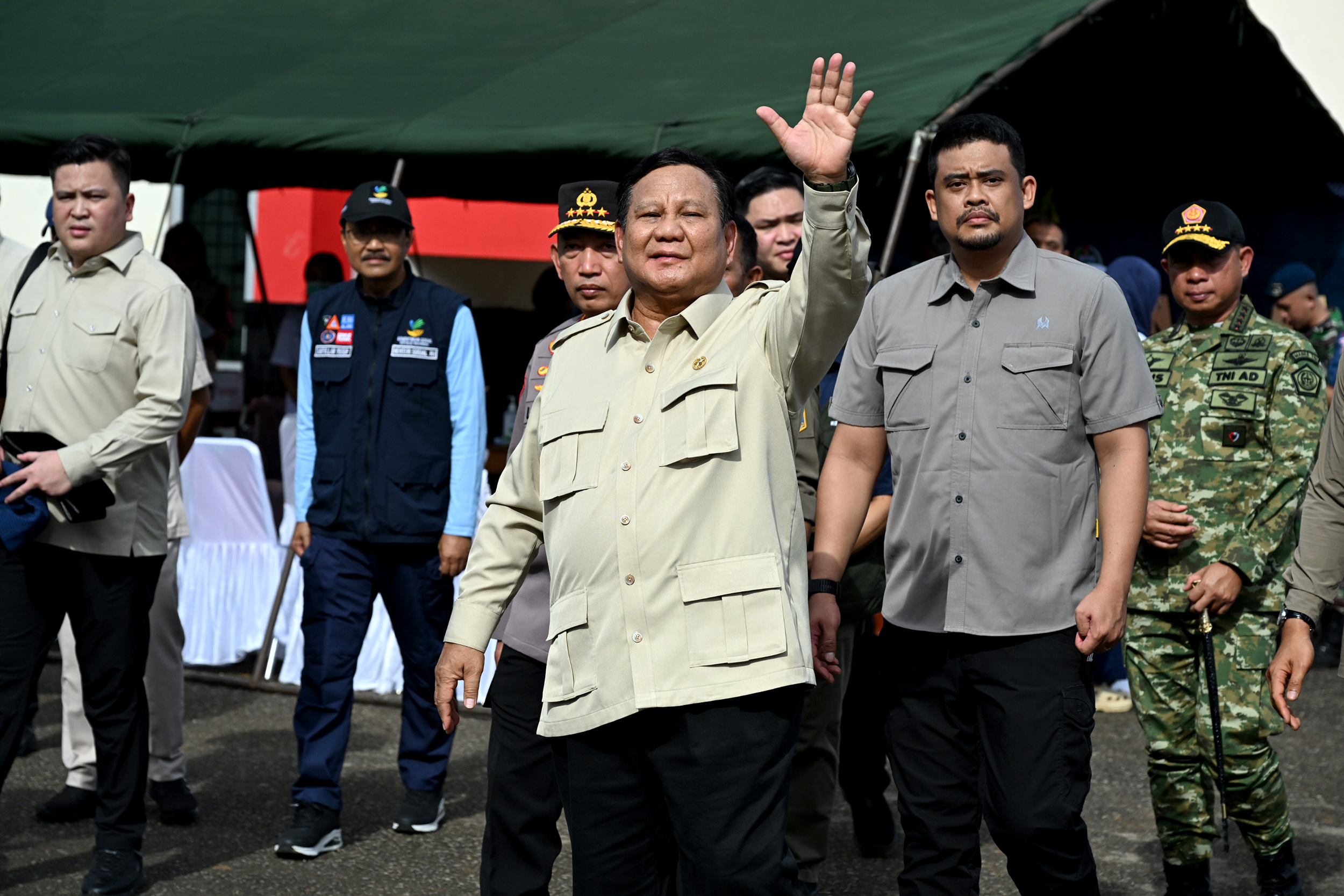 Gubernur Dampingi Presiden dan Kapolri Kunjungi Korban Banjir di Sumut 6