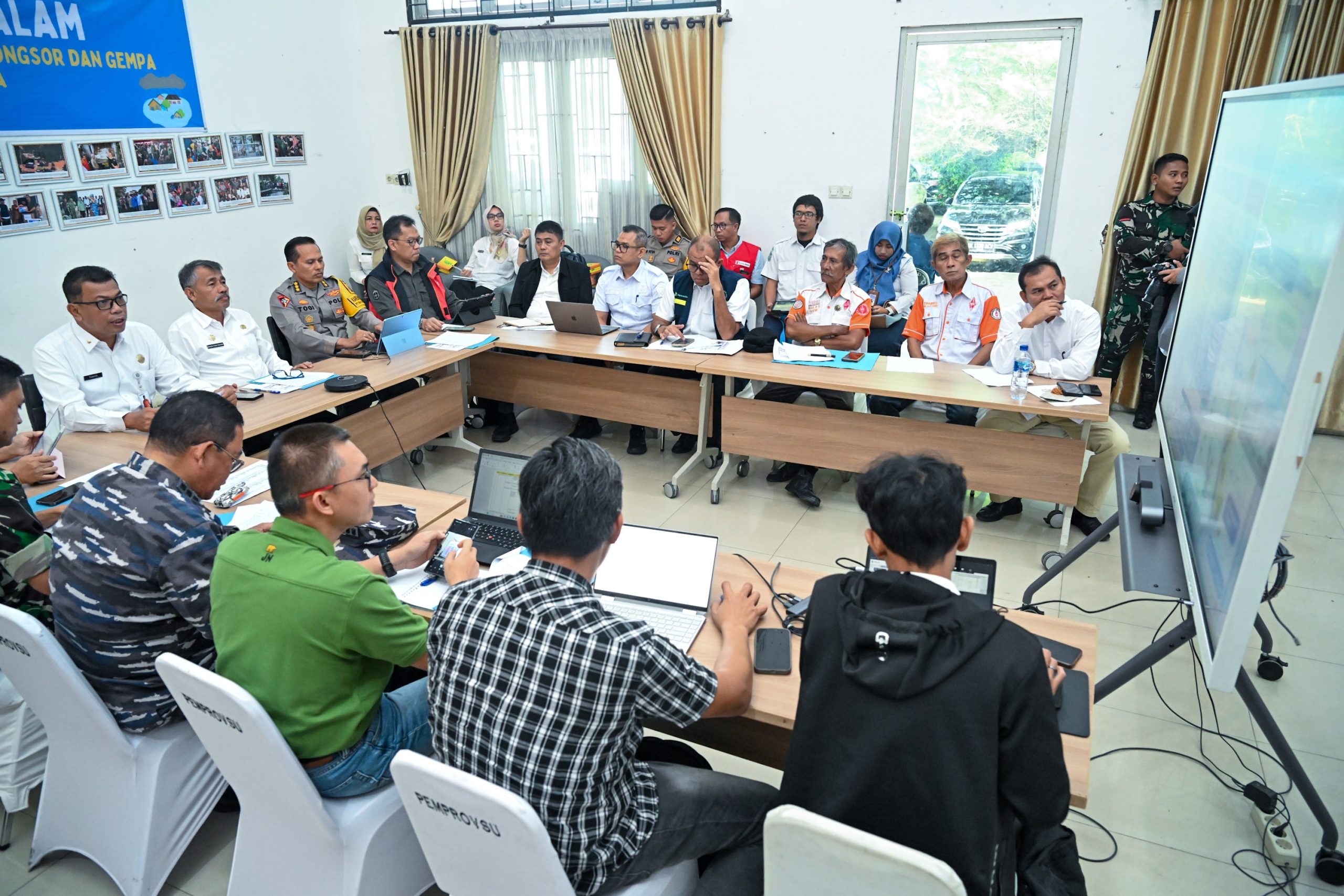 Rapat Evaluasi Penanganan Bencana Sumut 3 scaled