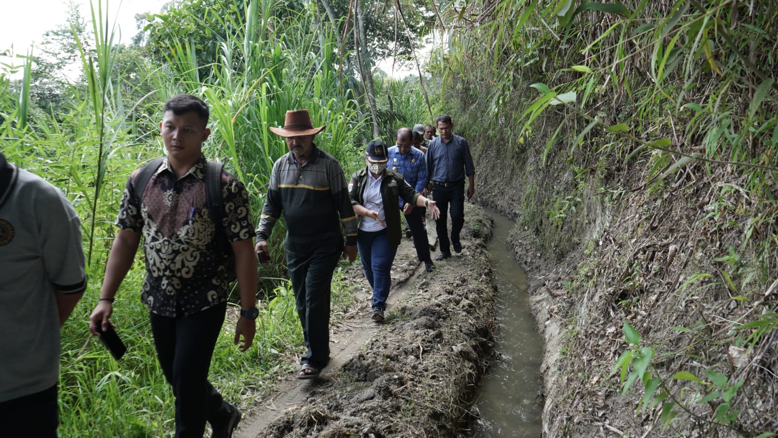 Warga Keluhkan Kondisi Irigasi dan Jalan Usaha Tani, Wabup Toba Turun Selesaikan Persoalan 3 IMG 20260115 WA0196