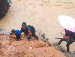 Satgas Gulbencal Kodim 0211/Tt Evakuasi Warga Terjebak Banjir Susulan Di Kecamatan Tukka