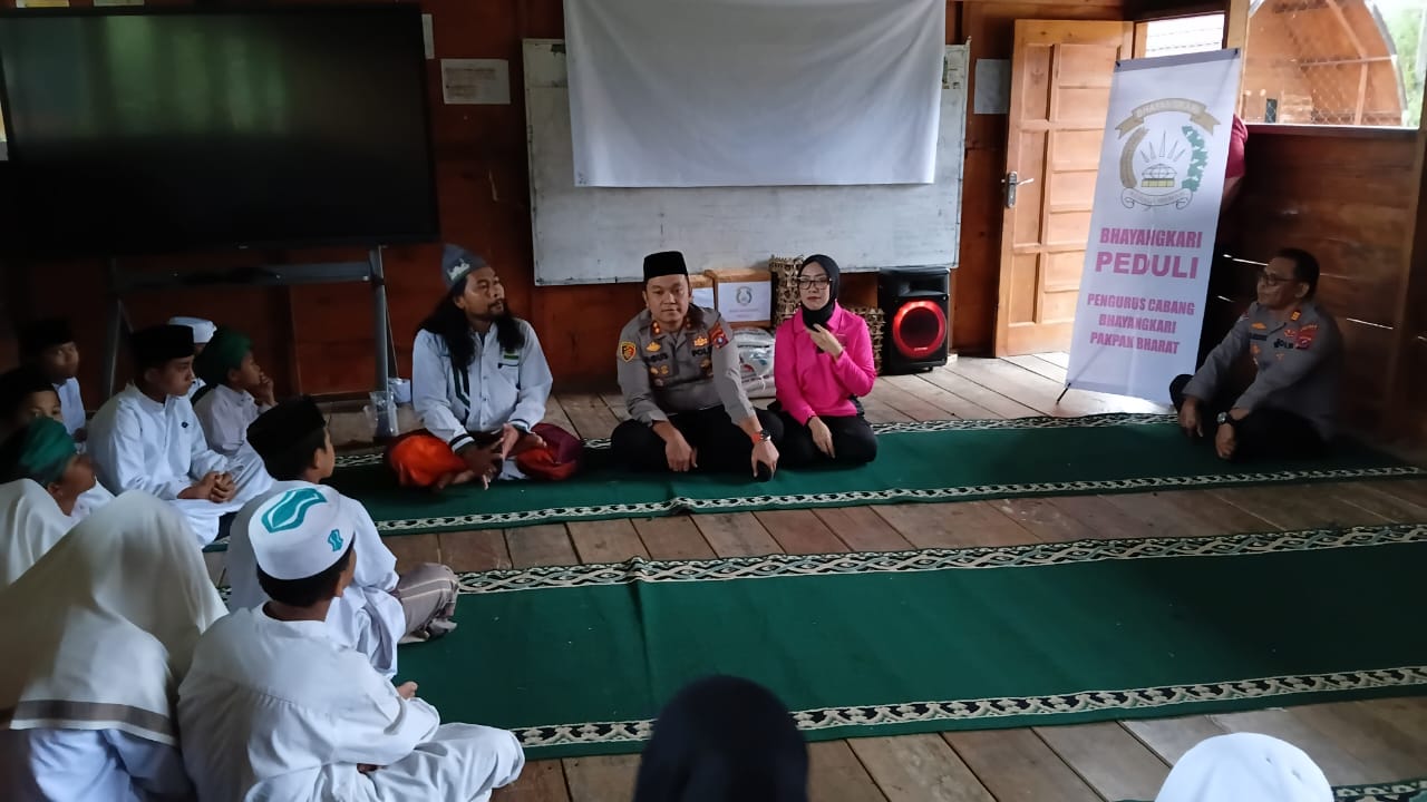 Jumat Berkah Ramadhan 1447 H, Kapolres Didampingi Ketua Bhayangkari Cabang Pakpak Bharat Kunjungi Ponpes serta Mesjid 2 0f609143 50c6 460b 82bf b4b04e1d2742