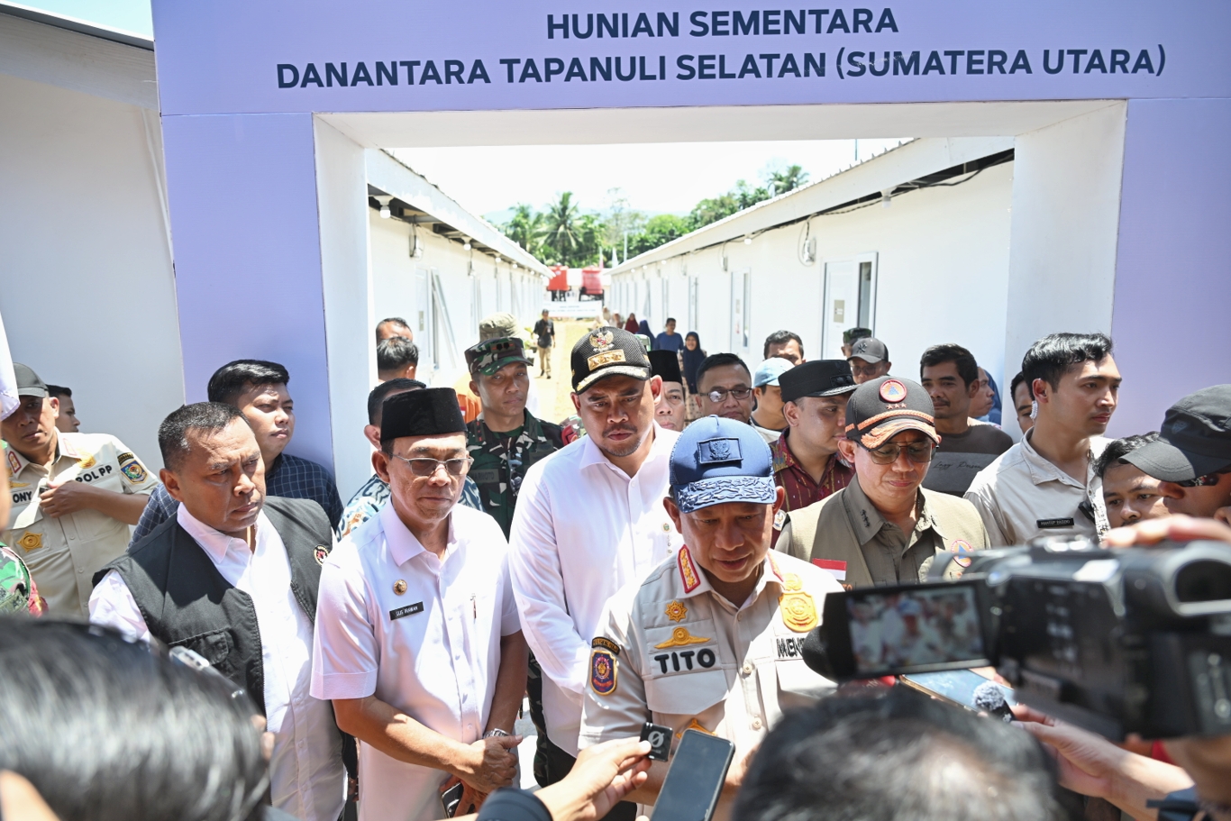 Gubsu Bersama Mendagri Meresmikan Huntara Tapsel 12.jpg