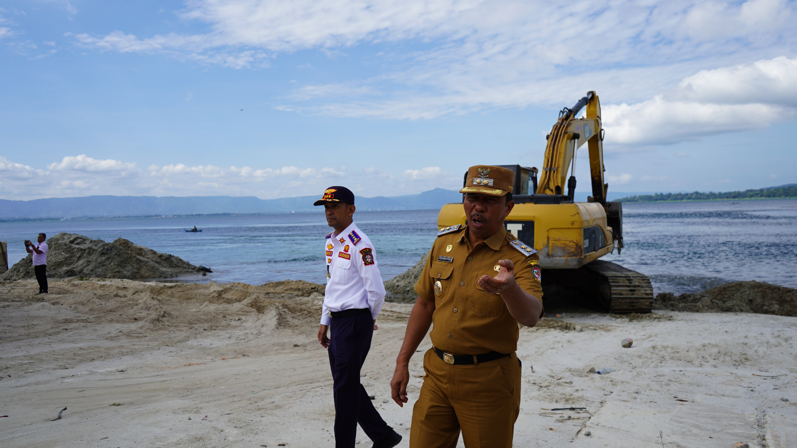 Wabup Toba Tinjau Galangan Kapal Dock Porsea yang Diduga Keruk Pasir dari Danau 2 IMG 20260202 WA0116