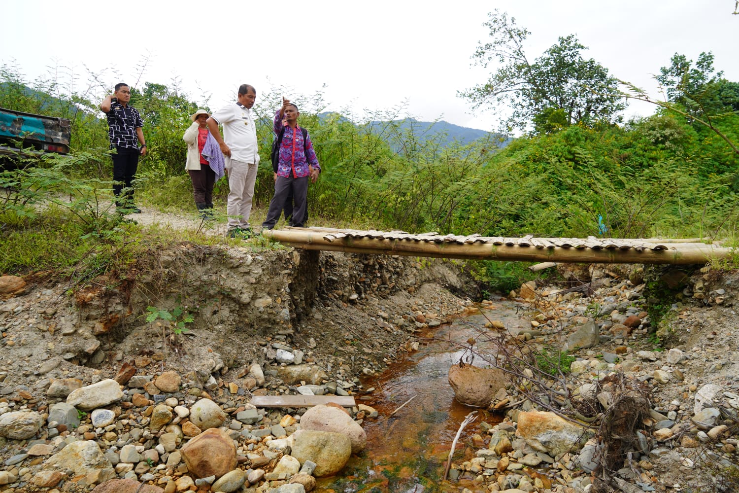 Petani Terpaksa Sunggi Hasil Panen Karena Jalan Putus, Wabup Toba Janjikan Penanganan Segera 3 IMG 20260206 WA0106