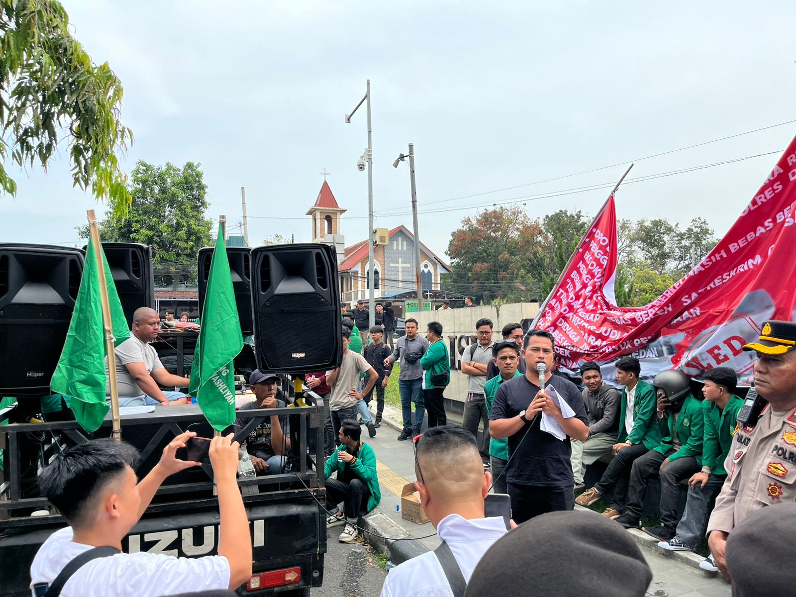 Aksi di Polda Sumut, HIMMAH Desak Kapolrestabes Medan Dicopot Karena Dinilai Tebang Pilih Kasus Narkoba dan Korupsi 2 IMG 20260209 WA0115