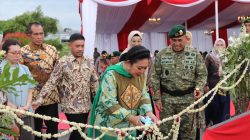 Pangdivif 2 Kostrad Resmikan Patung H.M. Soeharto di Brigif 6/TSB