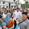 Bobby Nasution Bagikan THR untuk Warga, Sasar Pekerja Informal di Medan