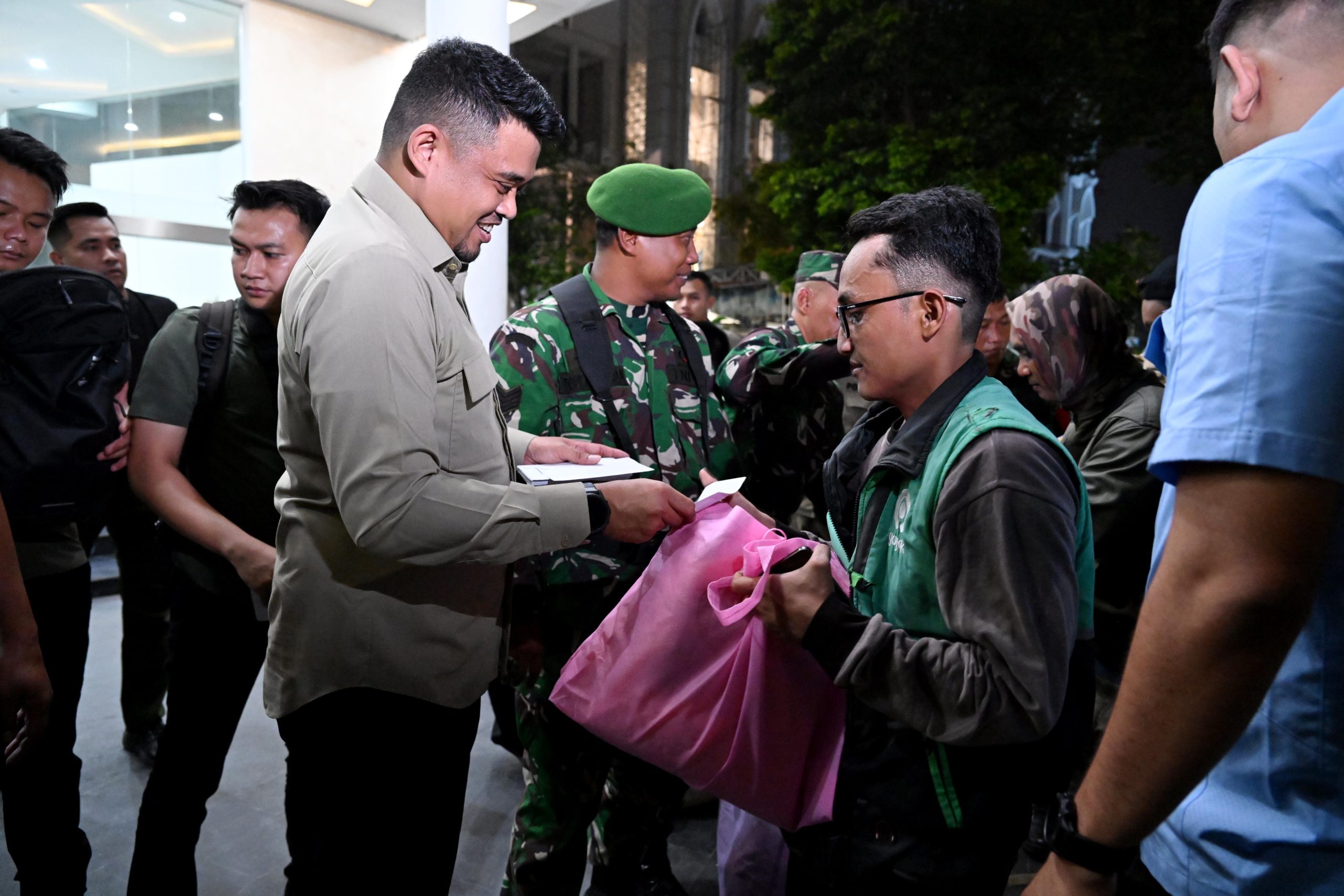 GUBERNUR BERI THR KEPADA WARGA 06.jpg scaled
