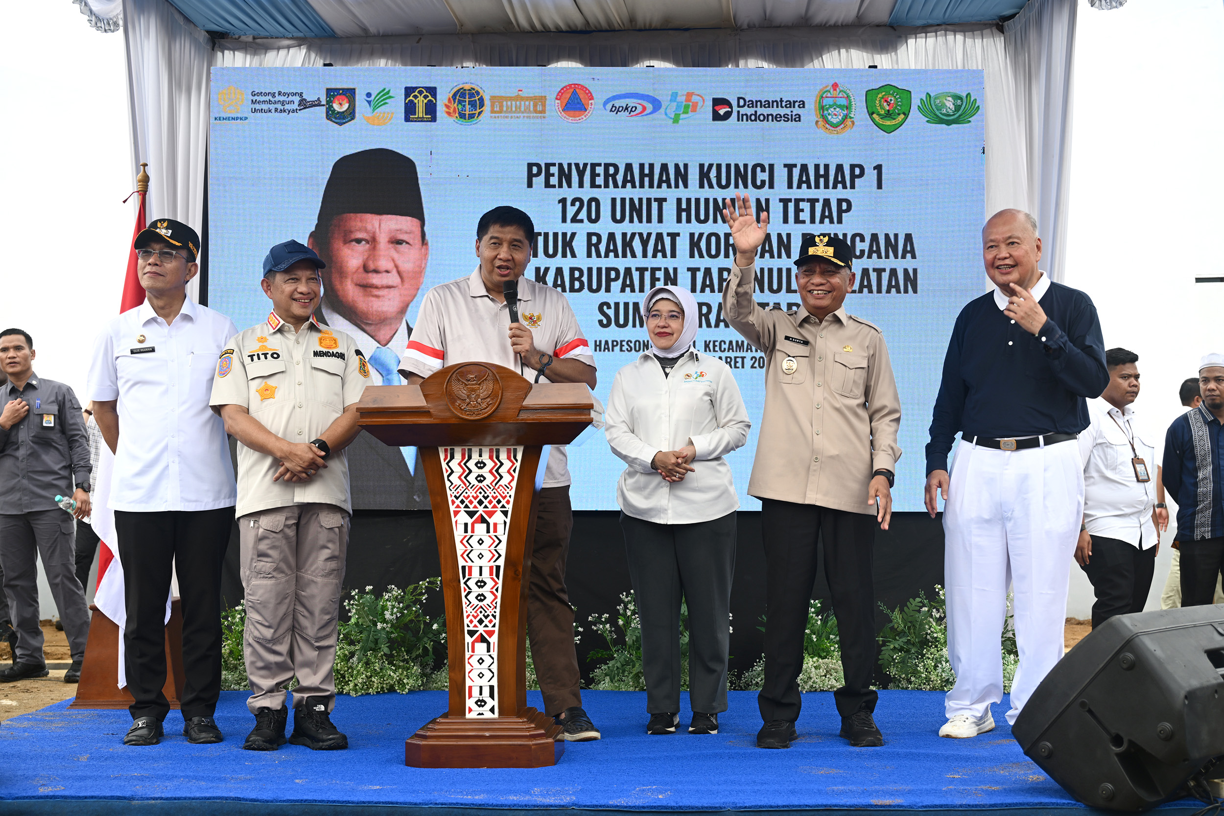 Wagub Bersama Menteri PKP dan Mendagri tinjau Huntap di Tapsel 7.jpg